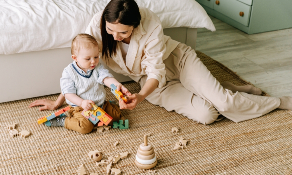 Igračke podstiču kognitivni razvoj tako što kroz igru razvijaju pažnju, pamćenje, rešavanje problema i učenje uzroka i posledica